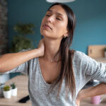 Femme souffrant d’inflammations musculaires cherchant comment traiter une inflammation locale