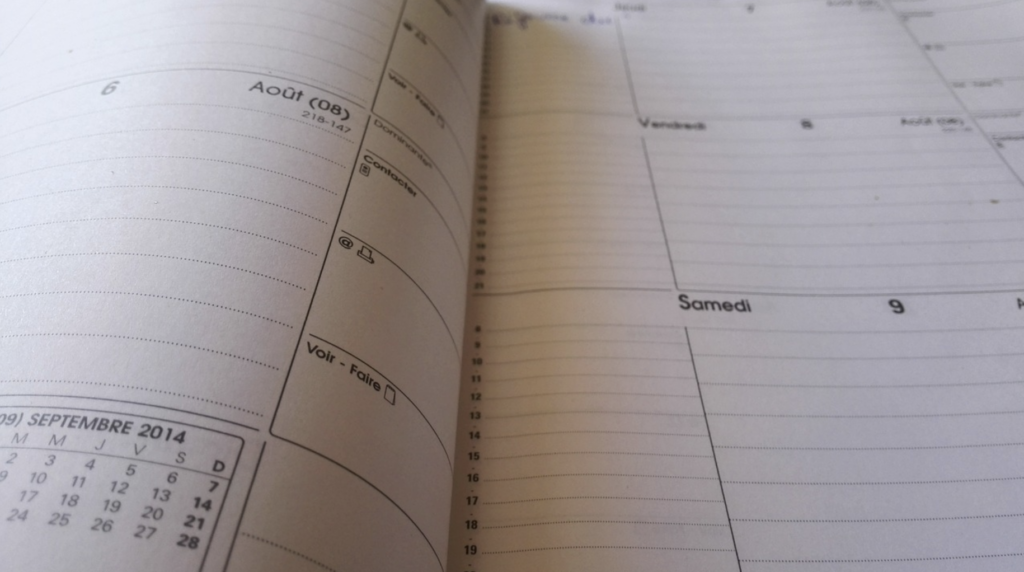 Agenda vide posé sur un bureau en cabinet de thérapie, illustrant le manque de patientèle d’un thérapeute diplômé