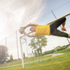 Gardien de foot arrêtant un ballon tiré de la tête lors d’un coup de tête au foot