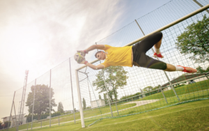 Gardien de foot arrêtant un ballon tiré de la tête lors d’un coup de tête au foot