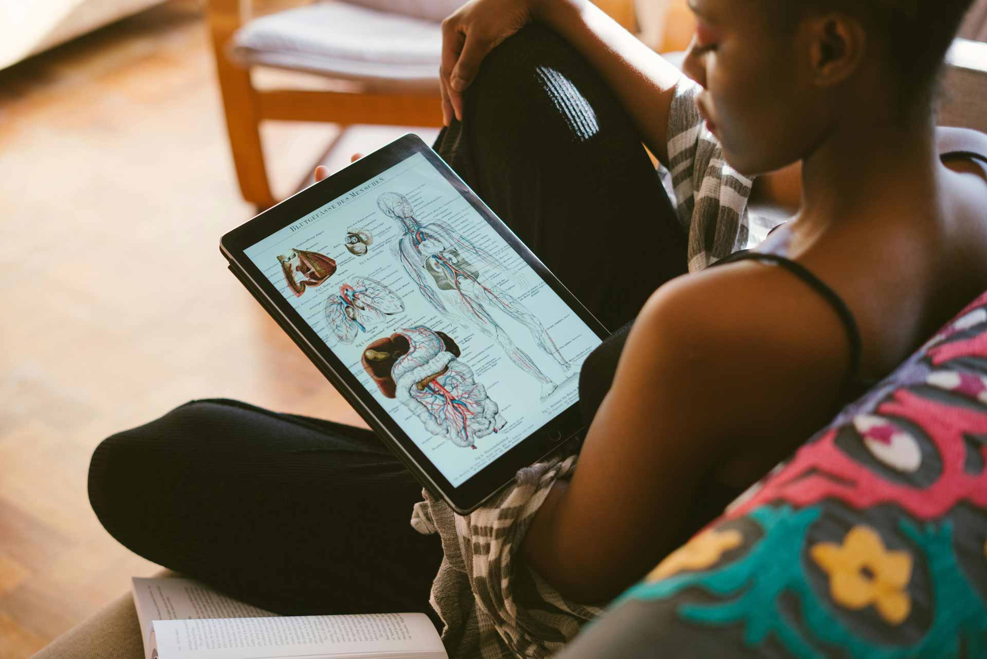 Femme qui étudie une anatomie en ligne sur tablette – fondatrice Humans Cloud et vision de la plateforme