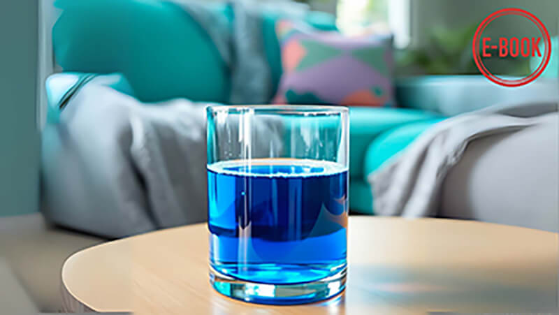 Verre contenant du bleu de méthylène dilué – e-book HumansCloud