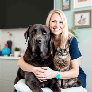 Technique myofasciale appliquée à un chien pour soulager les tensions musculaires et améliorer la mobilité.